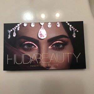 Huda Beauty eyeshadow palette